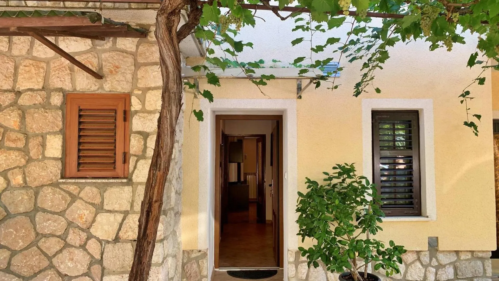 *** Guest house Apartments Santic Cizici Croatia